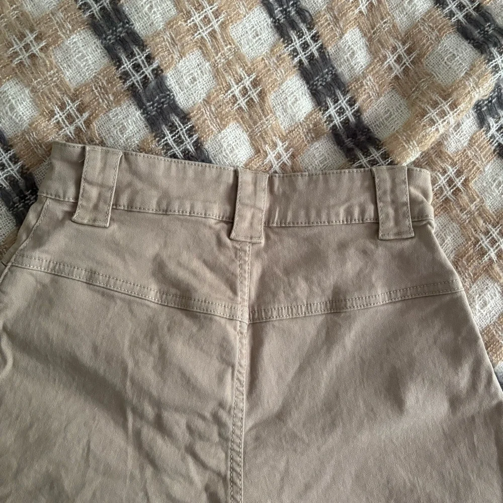 H&M High-Waisted Cargo Shorts - Picture 7 of 8
